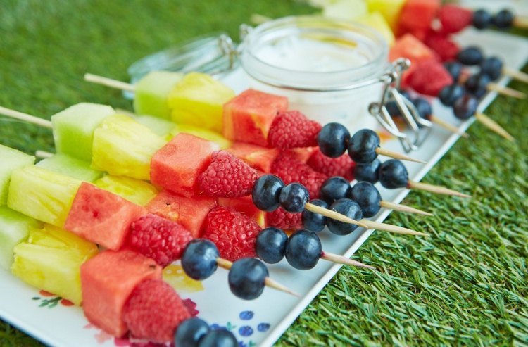 Süße Sommer Snacks für Kinder Rezept für Regenbogen-Obstspieße mit Joghurt Dip