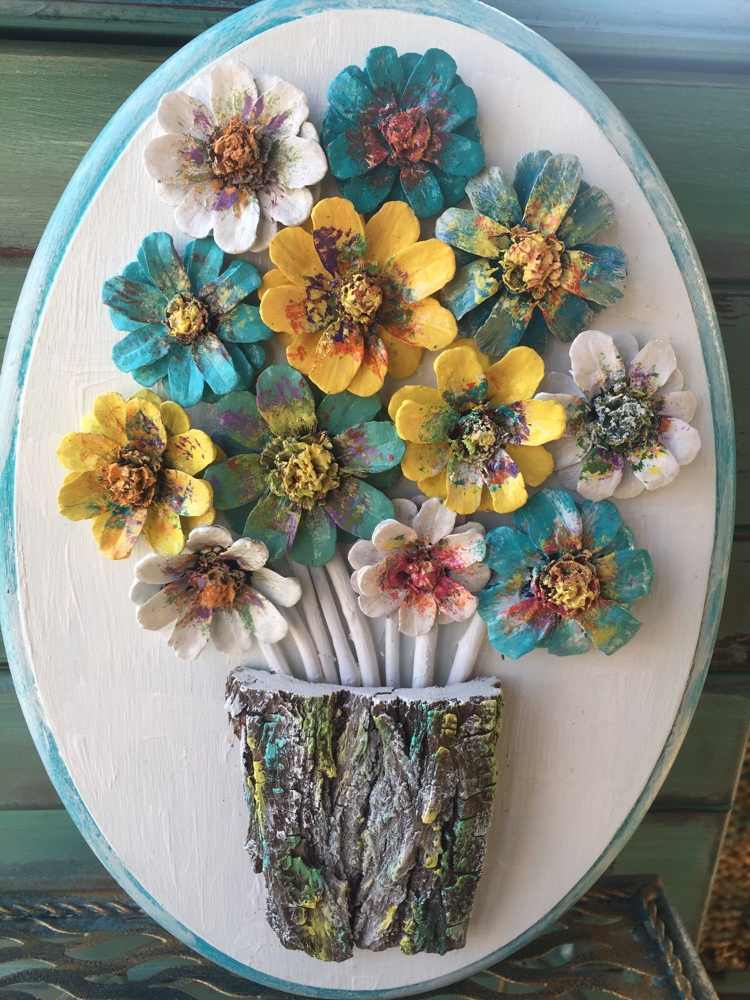 Tannenzapfen Blumen und Baumstamm bemalen und als Wanddeko verwenden