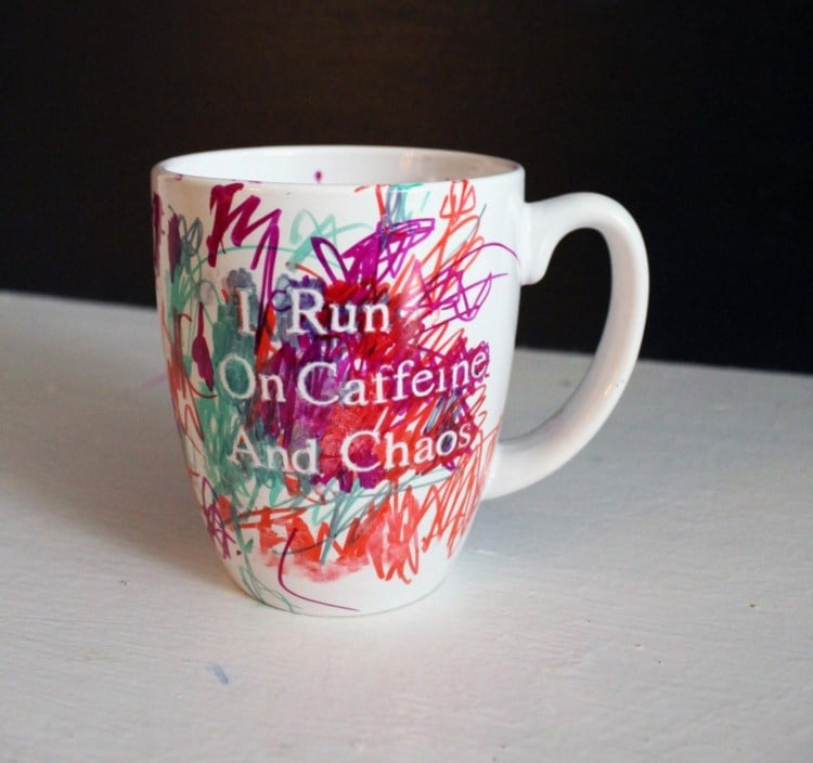 Tassen bemalen mit Kinder - Fröhliches Gekritzel in bunten Farben mit Schriftzug