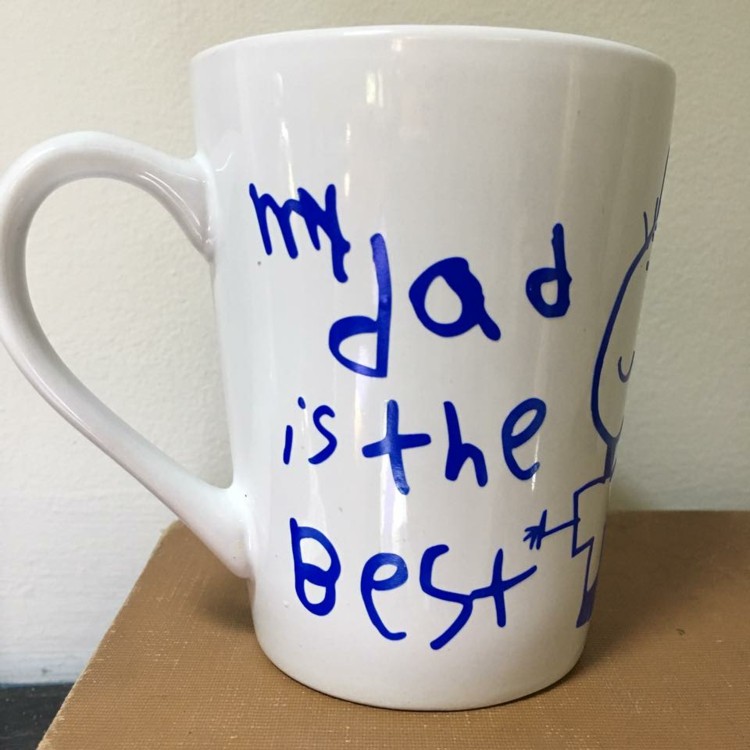 Tassen bemalen mit Kinder für den Vatertag mit Schriftzug