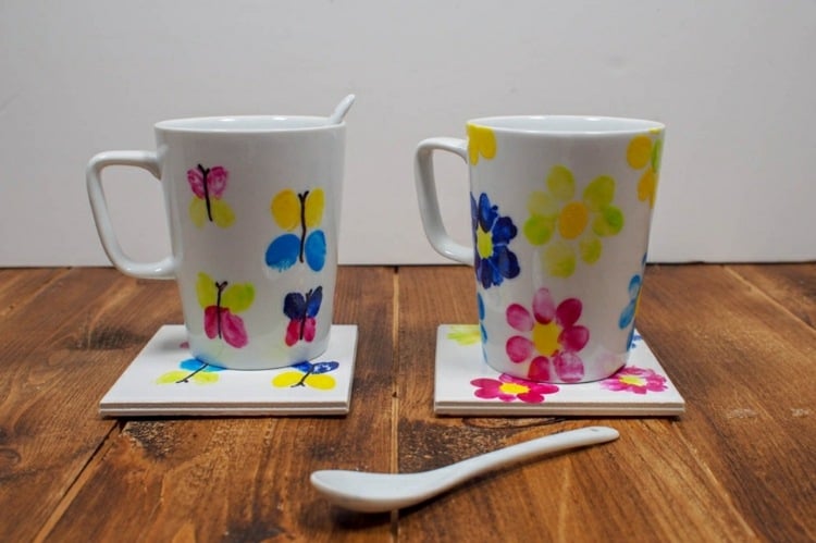 Tassen bemalen mit Kinder und verschenken - Schmetterlinge und Blumen aus Fingerabdrücken