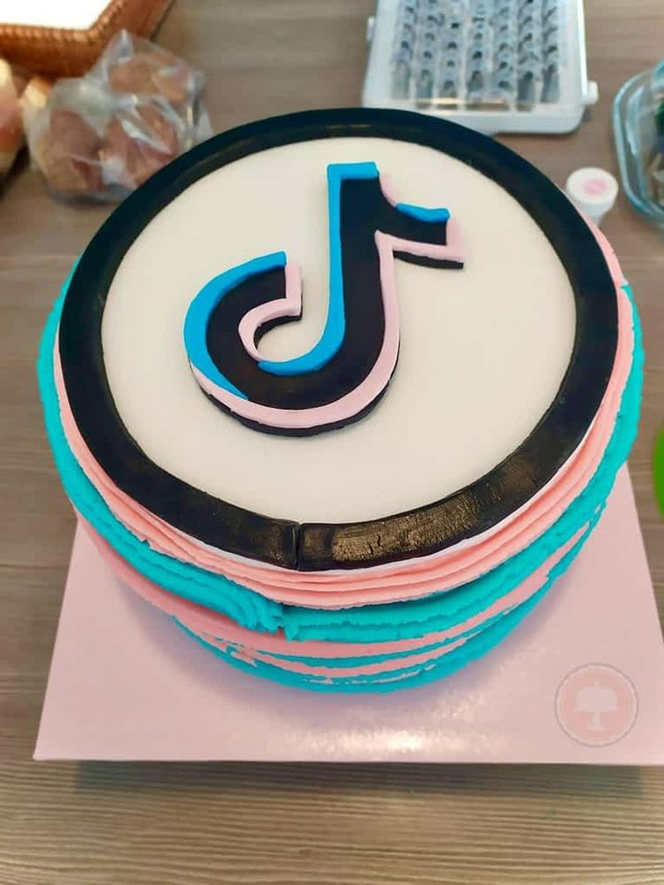 TikTok cake - instructions for decoration with fondant and buttercream