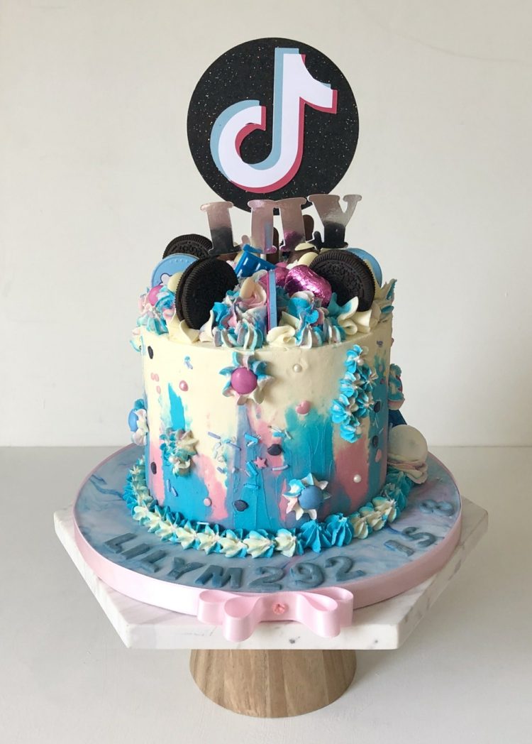 TikTok cake with oreo cookies and watercolor effect