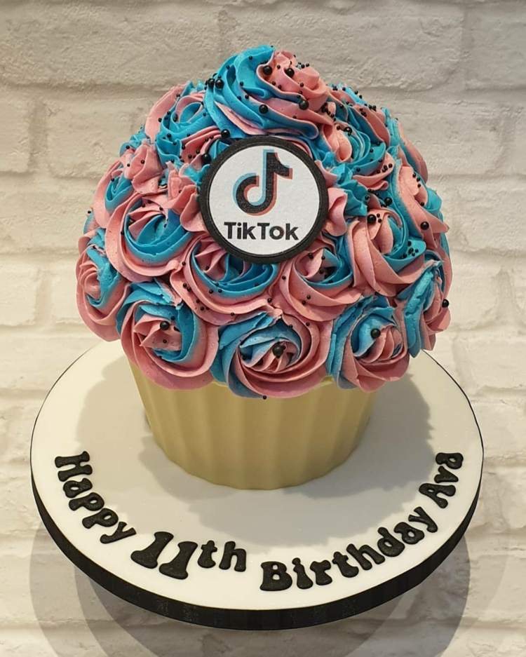 TikTok cake like cupcake design with a flower look