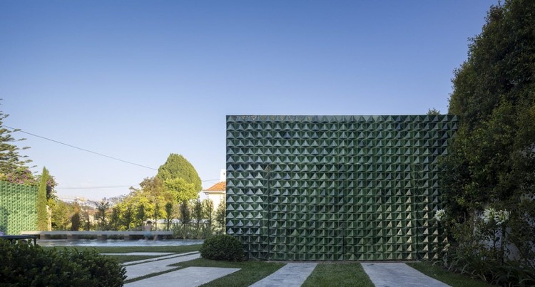Villa in Portugal mit moderner Garage mit Wandfliesen