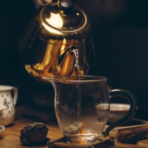 Wasser für Tee im Kessel erhitzen ist besser