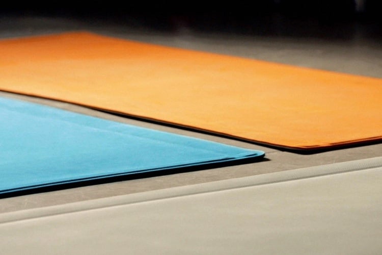 During use, the yoga mat remains completely flat on the floor