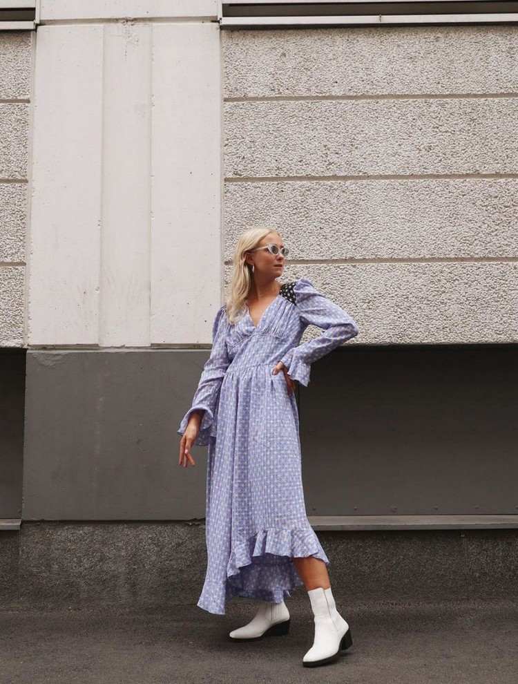 Weiße Stiefel kombinieren Sommerkleider im Herbst tragen Outfit Ideen
