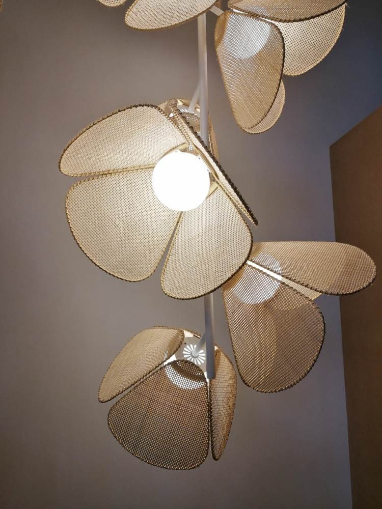 Viennese mesh as the design of lamps in the shape of flowers