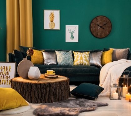 dunkelgrüne wand wohnzimmer als hingucker mit gelb kombiniert