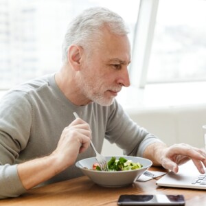 gesunde Ernährung reich an Obst und Gemüse gegen Prostatakrebs