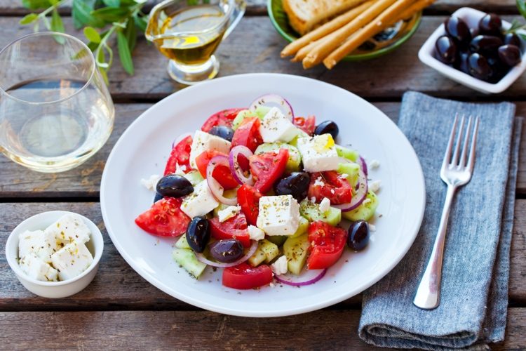 griechische Salat mit Tomaten Feta Gurken und Oliven