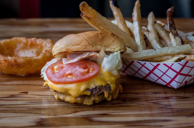 hamburger und fast food ungesunde ernährung schlechte essgewohnheiten