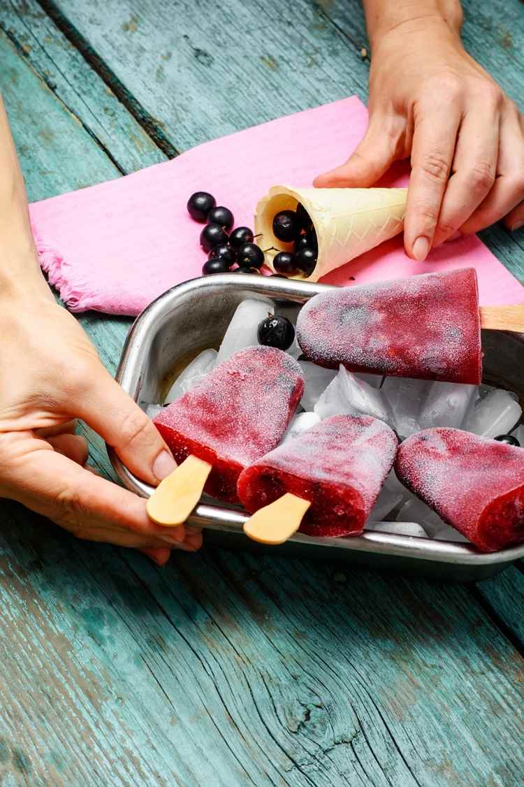 lila Süßkartoffel Eis mit Beeren selber machen und einfrieren