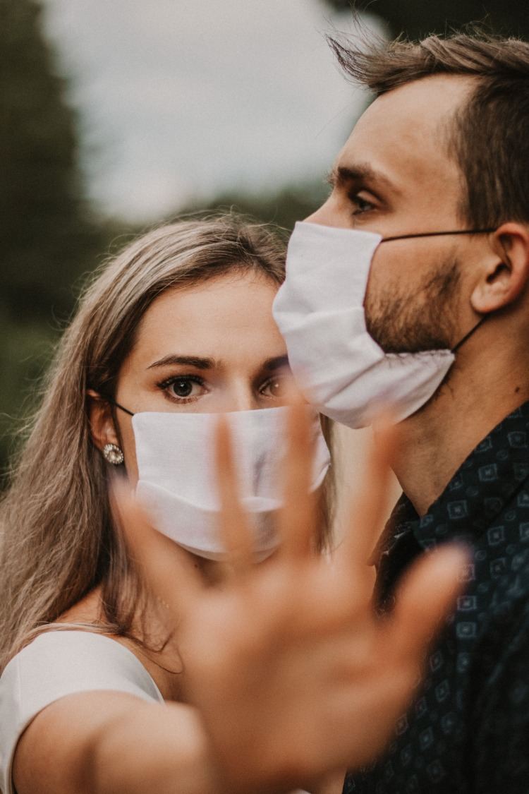 mann und frau mit schutzmasken während der covid 19 pandemie