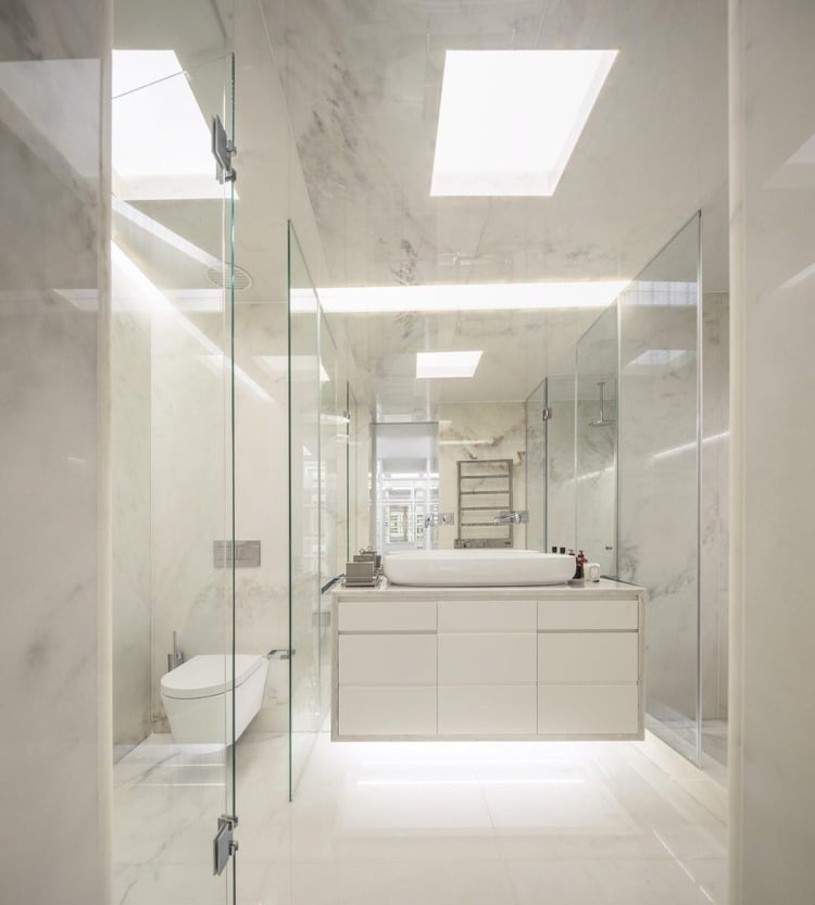 modernes Badezimmer mit Marmor Wänden und Hängeschrank und Dachfenster