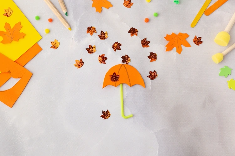 Regenschirm basteln und mit kleinen Laubblättern gestalten