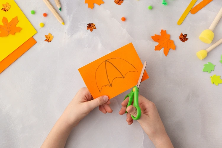 Regenschirm frei Hand auf Tonpapier zeichnen und ausschneiden