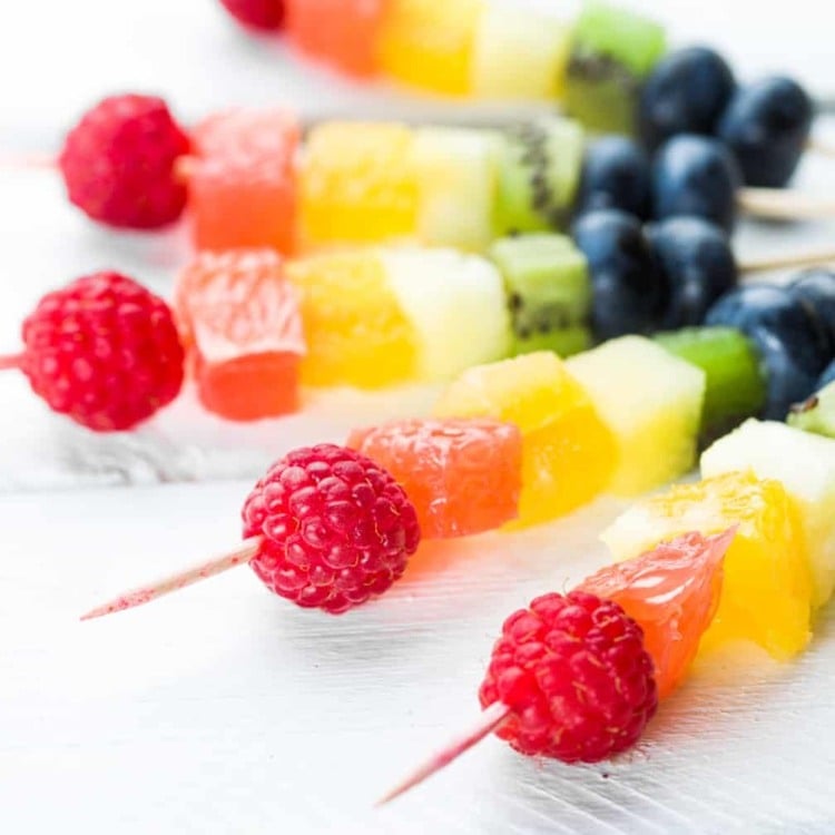 süße Sommer Snacks für Kinder Obstspieße selber machen mit Beeren und Wassermelone und Melone und Orangen