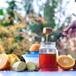 universeller einsatz von honig als heilmittel und anderen naturprodukten wie ingwer und zitronen bei erkältungen