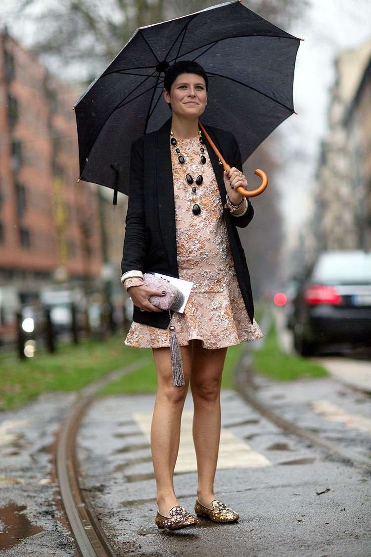 was anziehen bei Regenwetter im Sommer Blazer kombinieren Regen Outfit Ideen
