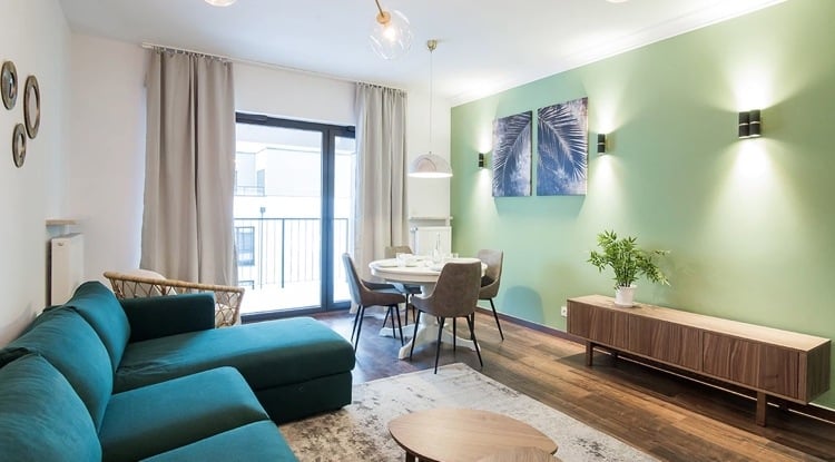 wohnzimmer retro modern mit wandfarbe in pistaziengrün und petrol sofa