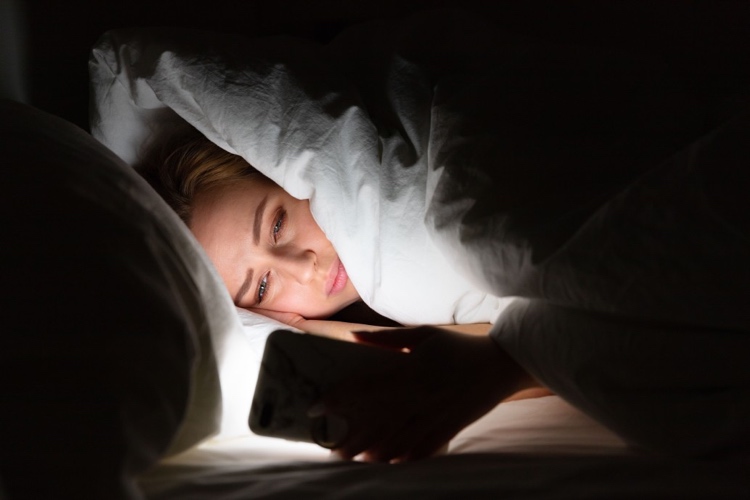 Abgeschlagenheit und Erschöpfung durch Computer oder Smartphones vor dem Schlafengehen