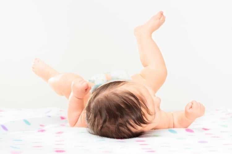 Babys auf eine Decke legen und auf dem Boden durch den Raum ziehen