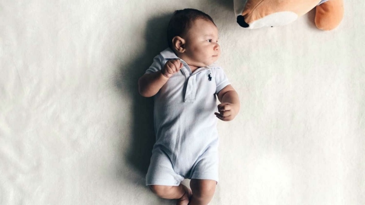 Babyspiele bis 3 Monate - Berührungen und Bewegungen der Arme und Beine