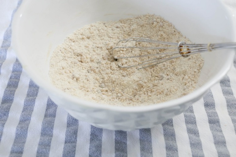 Basteln mit Salzteig im Herbst - Mehl und Salz für das Grundrezept mischen