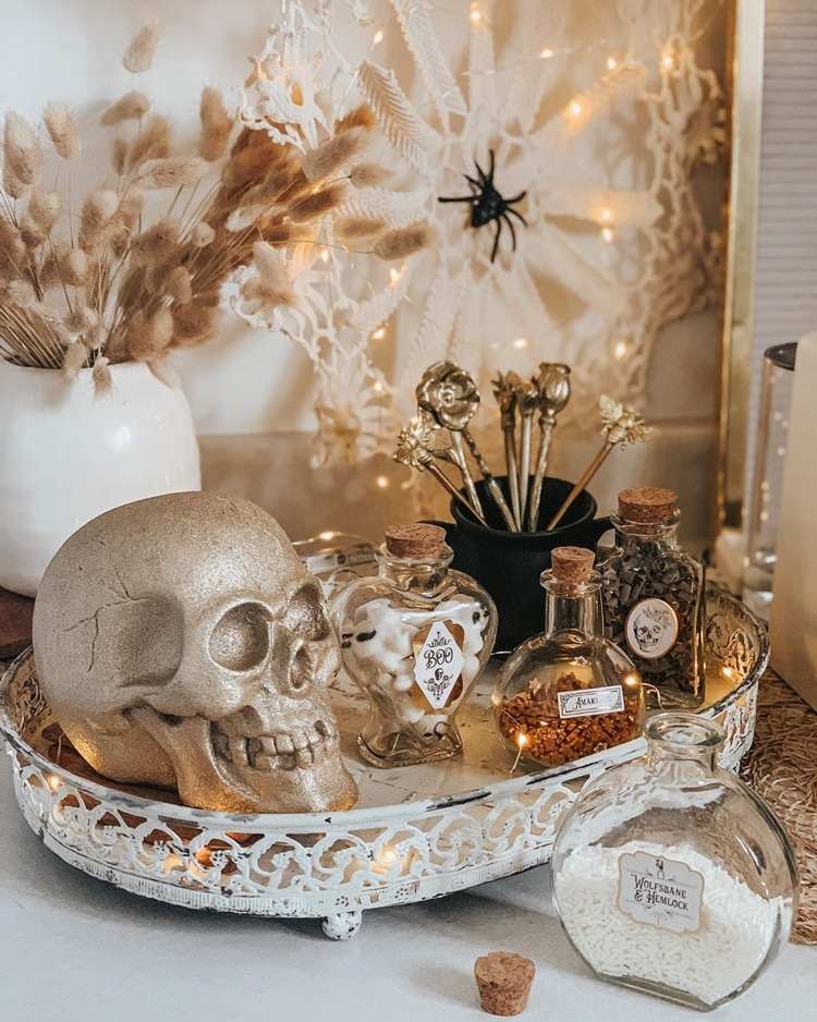 Boho Halloween Deko - Hasenschwänzchengras in Vase und Strickdeckchen als Spinnennetz