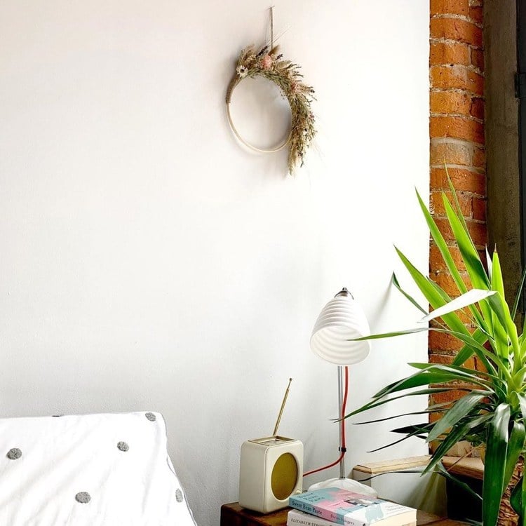 Boho Kranz aus Trockenblumen für die Wand im Schlafzimmer