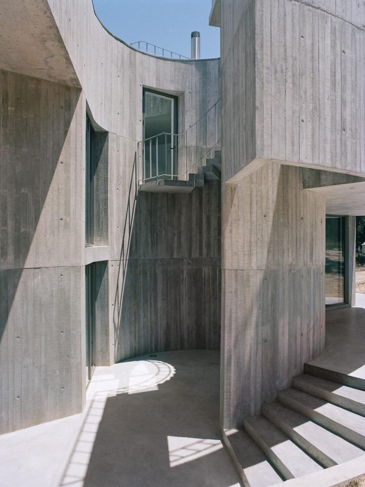 Brutalismus Haus mit Innenhof und Balkon und Beton-Außenwänden
