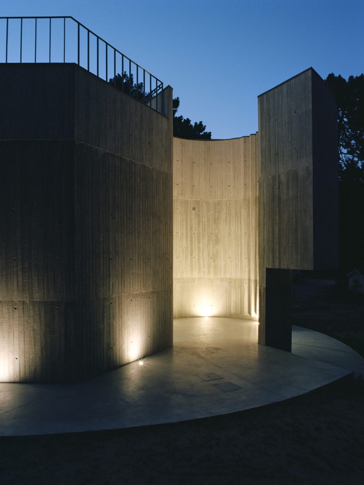 Brutalistische Hausfassade mit Beleuchtung am Abend