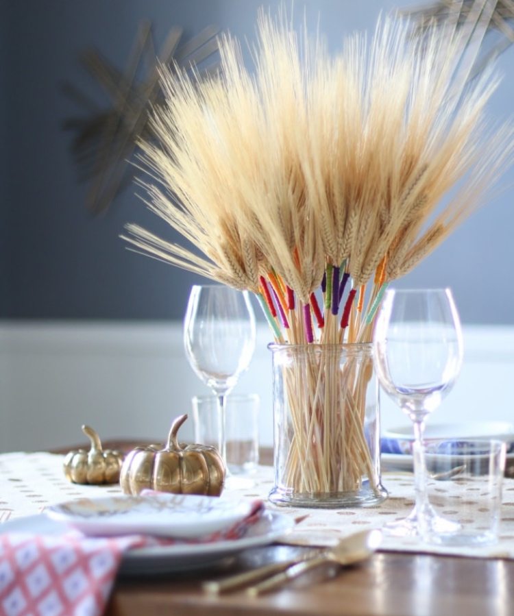 Dekoideen für Tisch im Herbst mit Weizenhalmen und buntem Garn