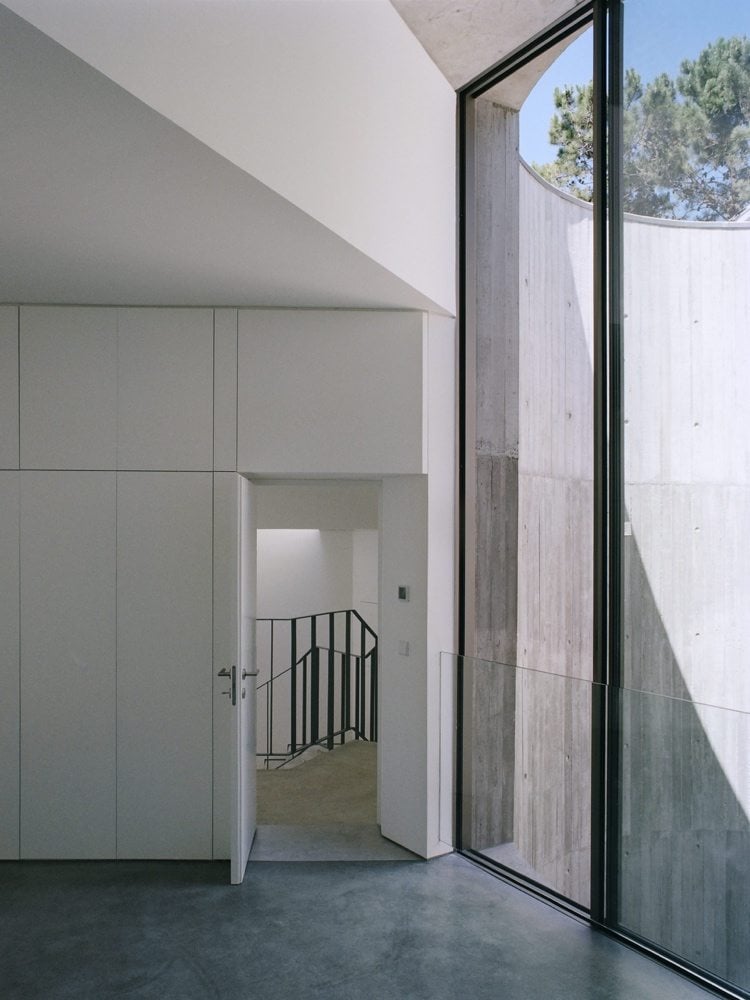 Einfamilienhaus aus Beton mit Glas Schiebetürne und Blick zum Innenhof