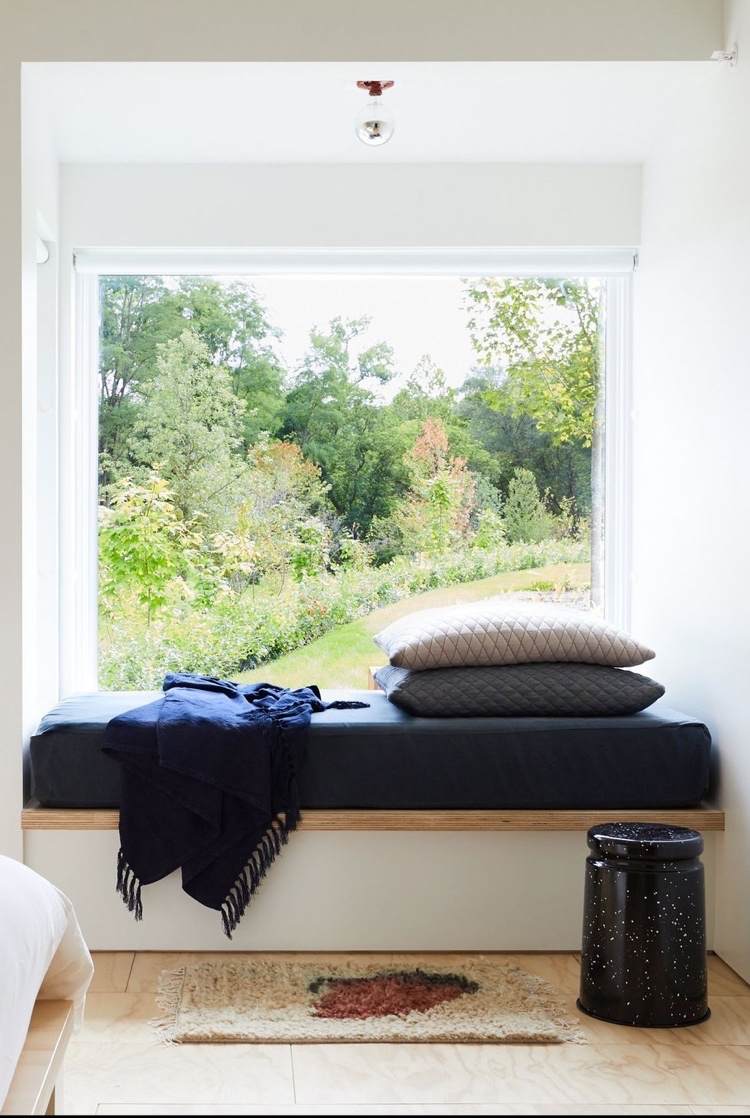 Fenstersitz gemütlich als Tagesbett gestalten