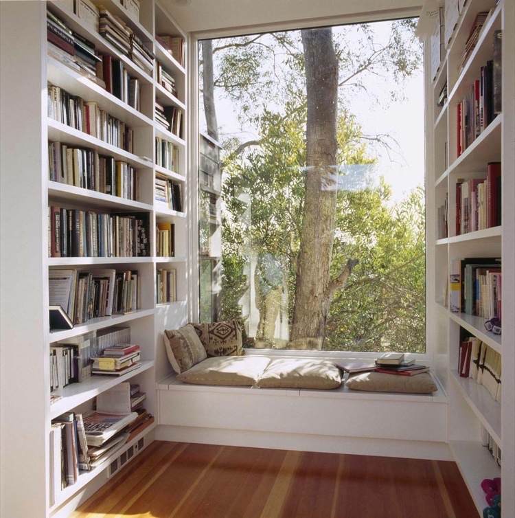 Fenstersitzbank mit Stauraum in der Bibliothek zu Hause gestalten