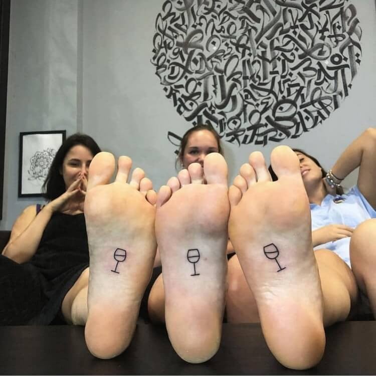 Freundschaftstattoo Ideen für Frauen Tattoo Fußsohle