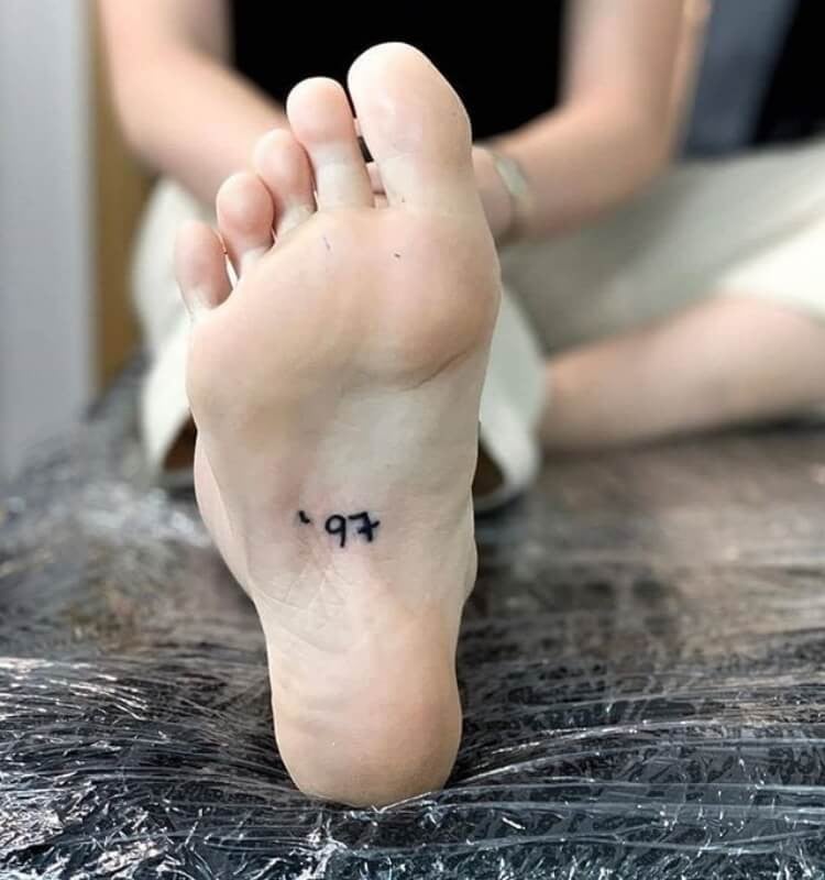 Geburtsjahr Tattoodesign Ideen Tattoo auf Fußsohle