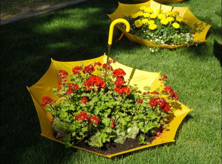 Gelber Schirm zum Dekorieren des Garten - Blumen pflanzen