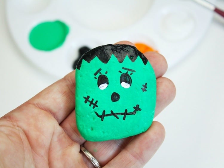 Halloween Deko Ideen mit Steinen als Frankenstein bemalen