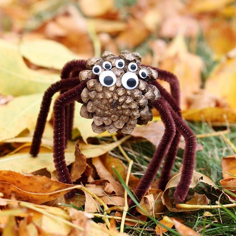 Halloween Deko mit Tannenzapfen basteln Anleitung für Spinne