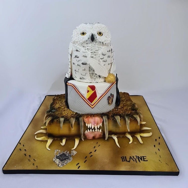 Harry Potter Motivtorte mit Eule Hedwig und Monsterbuch der Monster