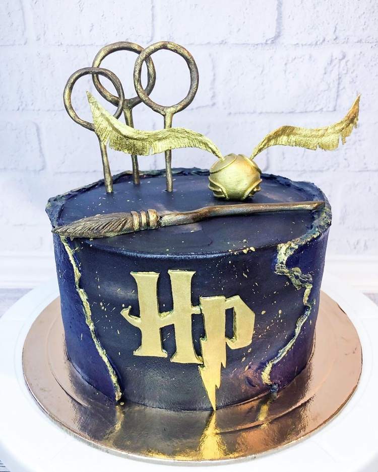Harry Potter Torte in Dunkelblau mit Tortendeko in Gold