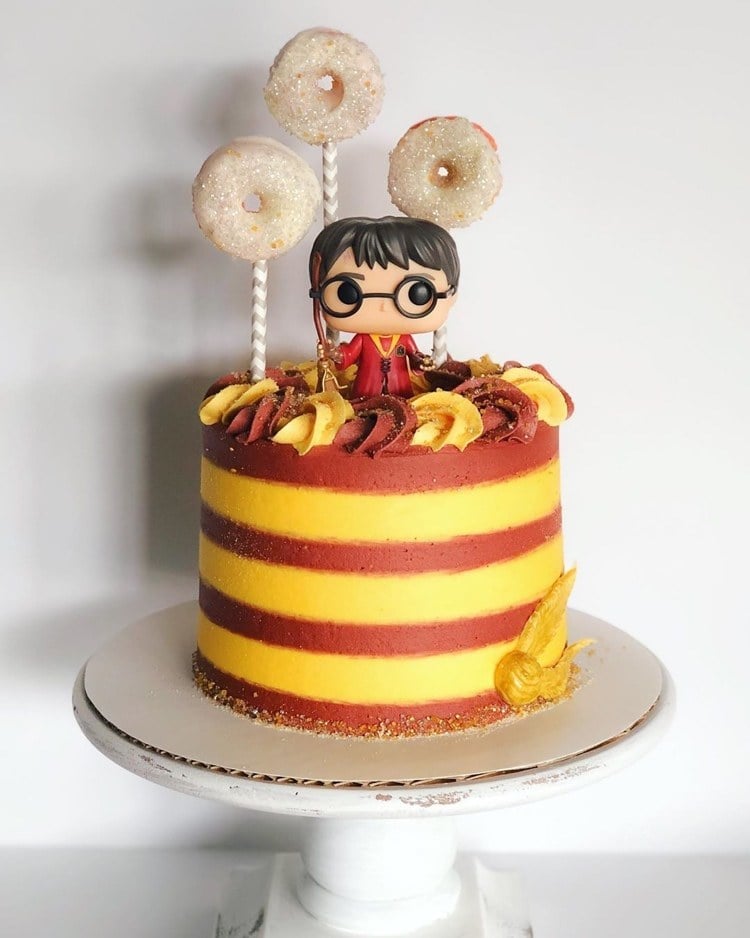 Harry Potter Torte in rot und gelb mit Quidditch Torringe aus Donuts