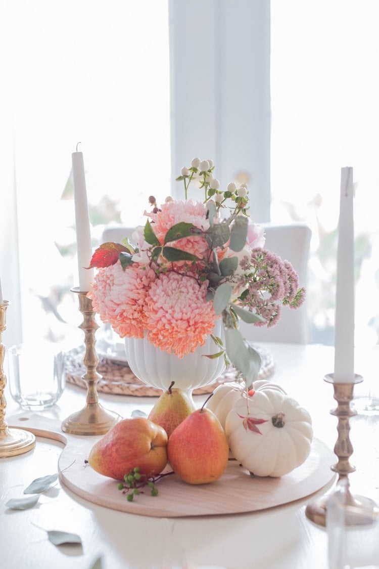 Herbstdeko Tisch mit Naturmaterialien selber machen Birne und Kürbisse und Hyazinthe