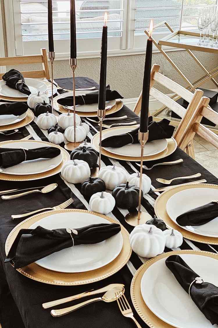 Herbstdeko Tisch modern in Schwarz und Weiß und Gold gestalten