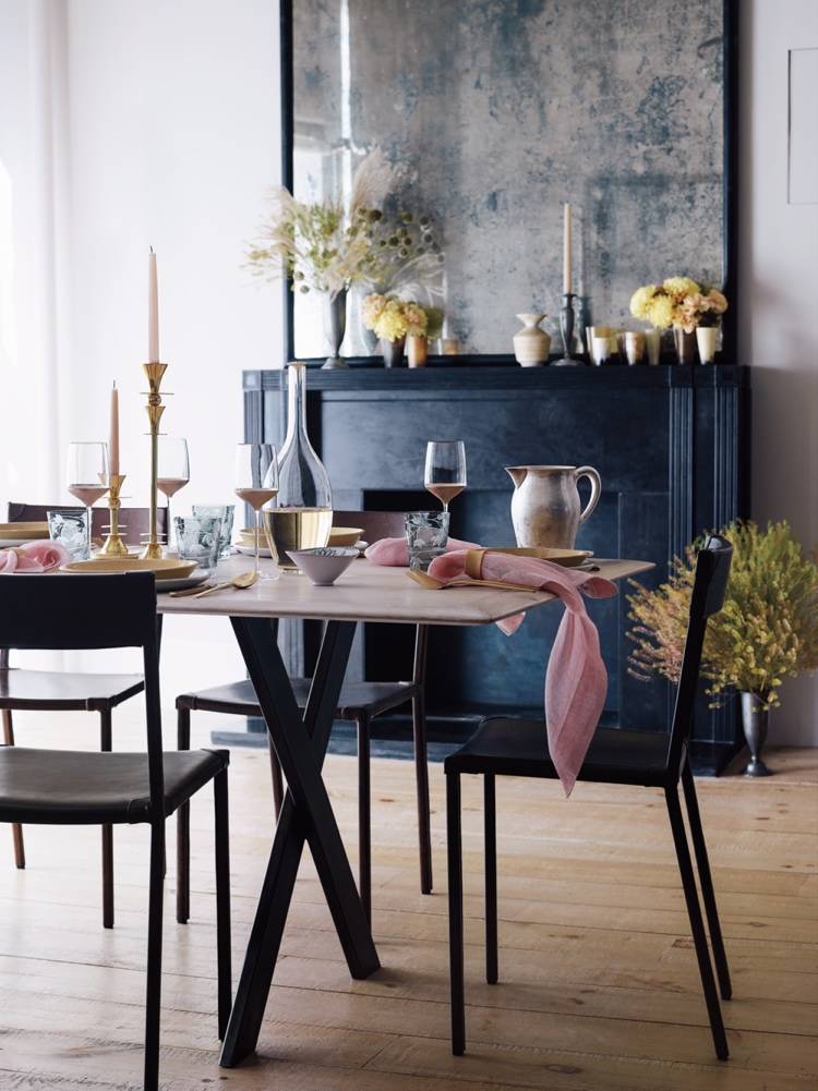 Herbstdeko Tisch modern mit bemalten Weingläsern und rosa Servietten
