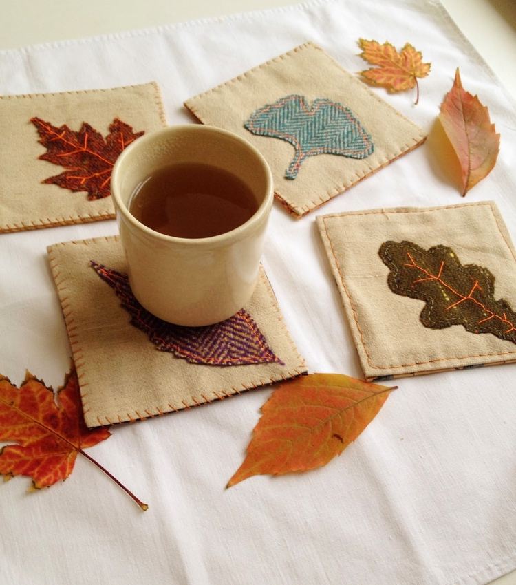 Herbstdeko aus Stoffen basteln Tassen Untersetzer mit Herbstmotiven
